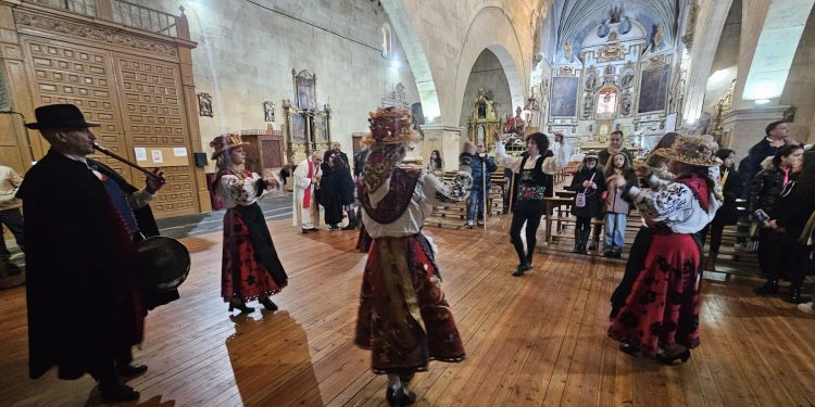 Babilafuente rinde honores a San Blas con misa, bendición de las gargantillas, procesión, bailes y con un concurrido convite