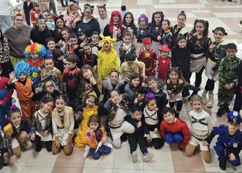 La fiesta organizada por la Ampa del colegio de Babilafuente llena de colorido el multiusos en una tarde con baile y merienda
