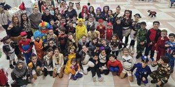 La fiesta organizada por la Ampa del colegio de Babilafuente llena de colorido el multiusos en una tarde con baile y merienda