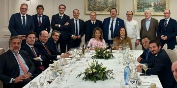Las Cabañas acoge la comida homenaje a Benjamín Crespo por la Medalla al Mérito otorgada por la Cámara de Comercio