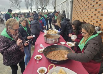Sones de dulzaina en la matanza típica de Bóveda del Río Almar que llena de ambiente el pueblo durante este fin de semana