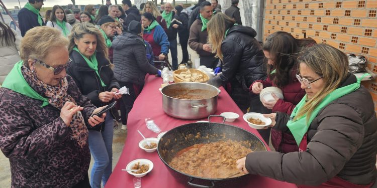 Sones de dulzaina en la matanza típica de Bóveda del Río Almar que llena de ambiente el pueblo durante este fin de semana