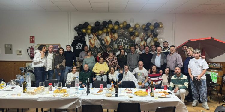 Arcadio Pinto Rodero «se baja del andamio» y celebra su jubilación con familiares y amigos en El Campo de Peñaranda