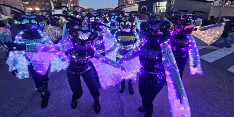 Peñaranda vive su apoteosis carnavalera con una gran desfile que llena las calles y plazas de alegría, ilusión, colorido y público