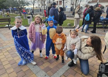 Niños y familias desafían al frío en Peñaranda para disfrutar en el parque La Huerta del baile y de la chocolatada a favor de Pyfano