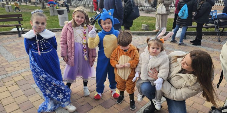 Niños y familias desafían al frío en Peñaranda para disfrutar en el parque La Huerta del baile y de la chocolatada a favor de Pyfano