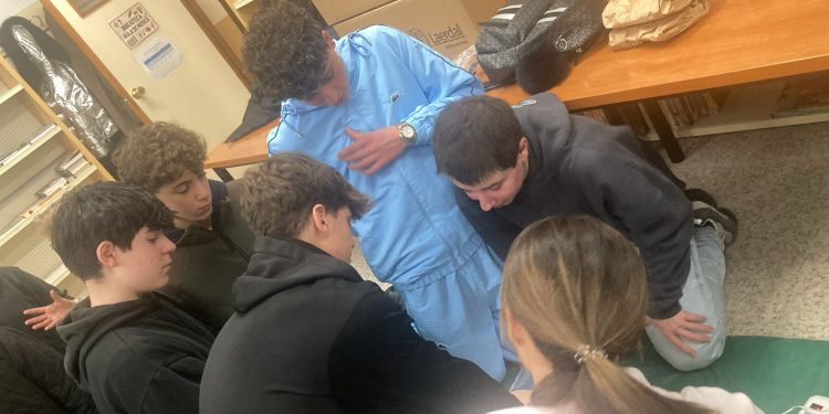 Alumnos del CEO Miguel Delibes de Macotera aprenden primeros auxilios en un nuevo taller organizado desde el centro de salud