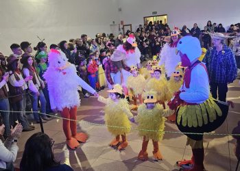 El colegio La Encarnación celebra en Peñaranda su tradicional Carnaval misionero con desfile de disfraces y un animado baile