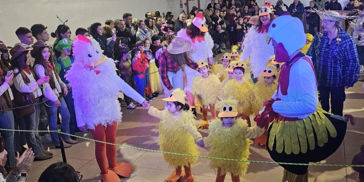 El colegio La Encarnación celebra en Peñaranda su tradicional Carnaval misionero con desfile de disfraces y un animado baile