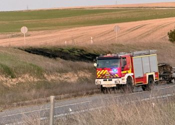 Bomberos de Peñaranda y Villares intervienen en el incendio que ha calcinado un vehículo en la A-50 en el término de Cordovilla