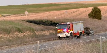 Bomberos de Peñaranda y Villares intervienen en el incendio que ha calcinado un vehículo en la A-50 en el término de Cordovilla