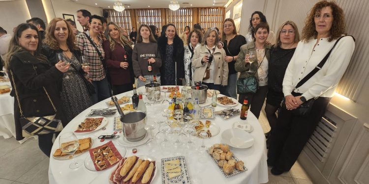 La gran familia de Dulca comparte un ágape en Las Cabañas y un brindis por los importantes retos de futuro que están por llegar