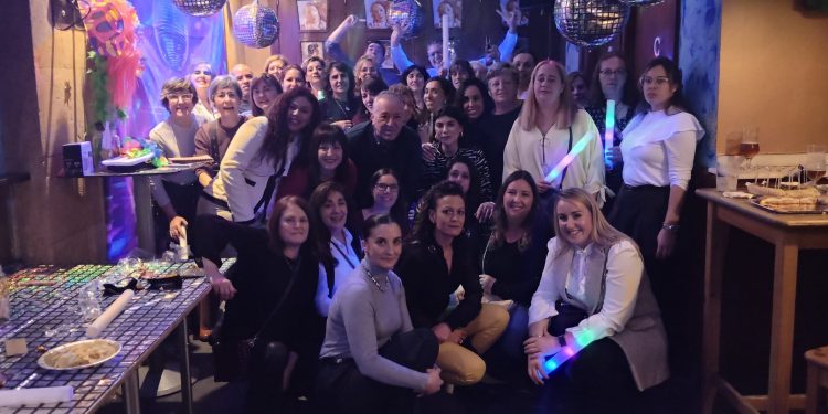 Félix Ramos Dosuna celebra su jubilación junto a sus compañeros de la residencia de mayores San Pedro Advíncula en una fiesta