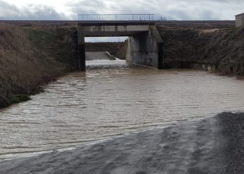 El Grullero de Peñaranda, aislado durante horas por la inundación del paso inferior: «Hemos llegado cruzando a pie la vía del tren»