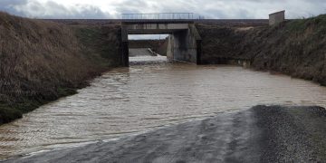 El Grullero de Peñaranda, aislado durante horas por la inundación del paso inferior: «Hemos llegado cruzando a pie la vía del tren»