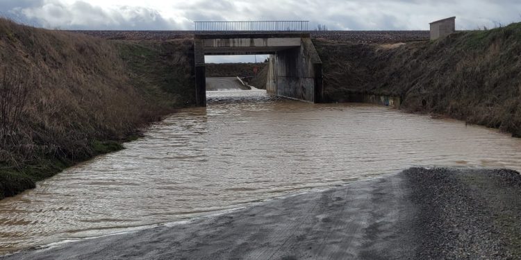 El Grullero de Peñaranda, aislado durante horas por la inundación del paso inferior: «Hemos llegado cruzando a pie la vía del tren»