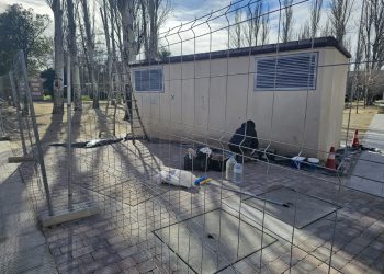Otro contratiempo en la obra de Los Jardines en Peñaranda: el transformador de la luz se queda y se «disimulará» con un mural