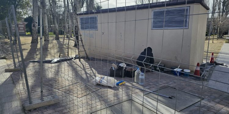 Otro contratiempo en la obra de Los Jardines en Peñaranda: el transformador de la luz se queda y se «disimulará» con un mural