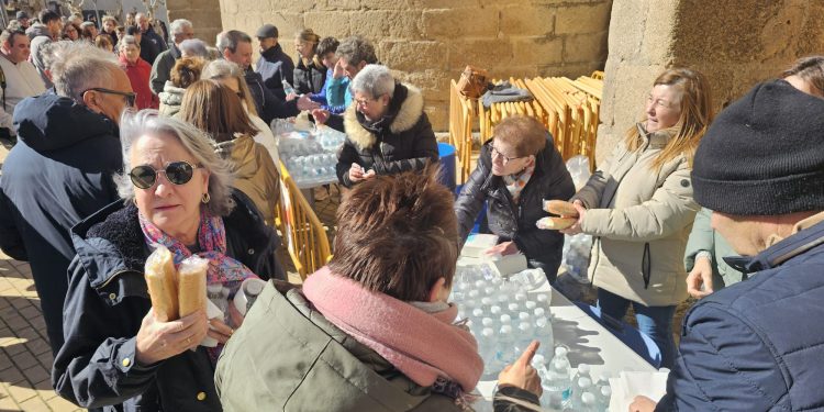 Macotera muestra su lado más solidario con una gran respuesta en una nueva Operación Bocata a favor de Manos Unidas