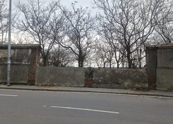 Las rachas de viento derriban parte del muro perimetral de la residencia de mayores del Sagrado Corazón en Peñaranda
