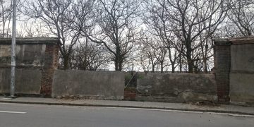 Las rachas de viento derriban parte del muro perimetral de la residencia de mayores del Sagrado Corazón en Peñaranda