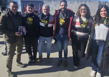 El esperado sol anima la matanza en Palaciosrubios con un gran ambiente y hasta con lanzamiento de boina para los «peques»