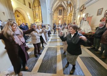 Fiesta pasada por viento y lluvia en Palaciosrubios: la Virgen de las Candelas desfila en procesión por el interior de la iglesia