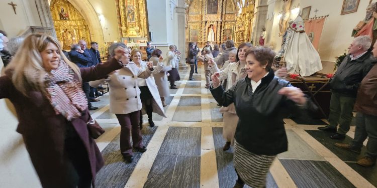 Fiesta pasada por viento y lluvia en Palaciosrubios: la Virgen de las Candelas desfila en procesión por el interior de la iglesia