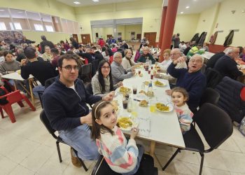 Palaciosrubios congrega a sus vecinos en torno a una paella en el multiusos elaborada por un grupo de voluntarias beleguinas