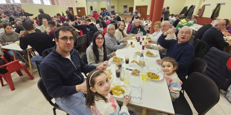 Palaciosrubios congrega a sus vecinos en torno a una paella en el multiusos elaborada por un grupo de voluntarias beleguinas