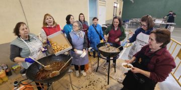 Paradinas de San Juan vive una nueva fiesta en torno a la matanza típica con faenas y degustaciones a cubierto debido a la lluvia