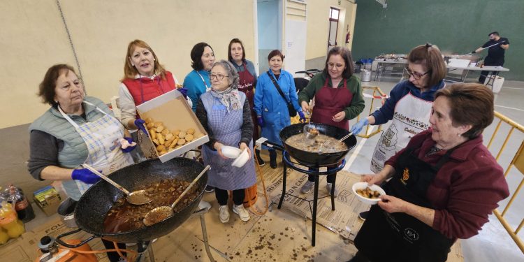 Paradinas de San Juan vive una nueva fiesta en torno a la matanza típica con faenas y degustaciones a cubierto debido a la lluvia