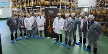 El presidente de la Diputación visita Jamón Prim en Macotera: «En los municipios salmantinos existe futuro, hay talento local y hay emprendedores que nos van a dar muy buenas perspectivas de futuro al conjunto de la provincia»