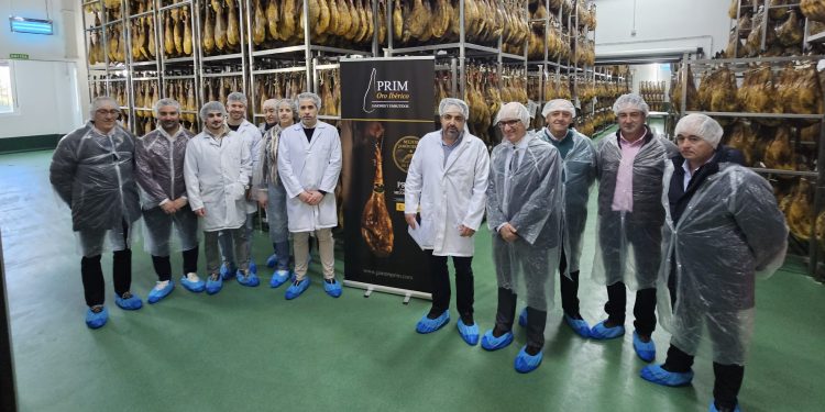 El presidente de la Diputación visita Jamón Prim en Macotera: «En los municipios salmantinos existe futuro, hay talento local y hay emprendedores que nos van a dar muy buenas perspectivas de futuro al conjunto de la provincia»