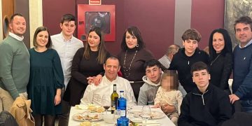 Rafael Sánchez Silva celebra su jubilación en Peñaranda rodeado de su familia y con una comida en el restaurante Las Cabañas