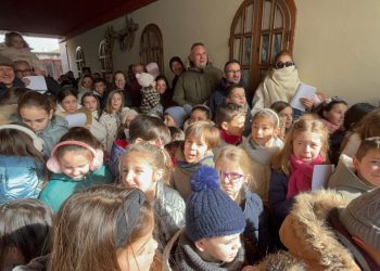 El Ratón Pérez reparte diplomas y regalos entre los casi 70 niños y niñas que han descubierto la ubicación de su casa en Peñaranda