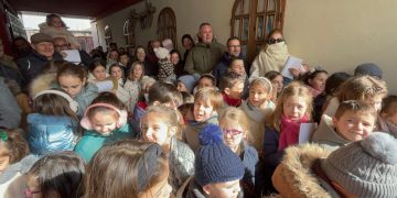 El Ratón Pérez reparte diplomas y regalos entre los casi 70 niños y niñas que han descubierto la ubicación de su casa en Peñaranda