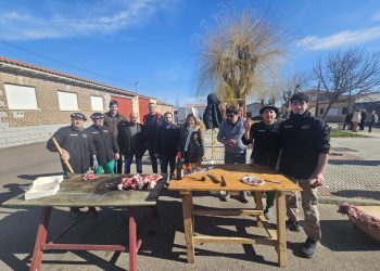 Villar de Gallimazo congrega a vecinos y visitantes en torno a la matanza típica con música y degustaciones populares en la plaza