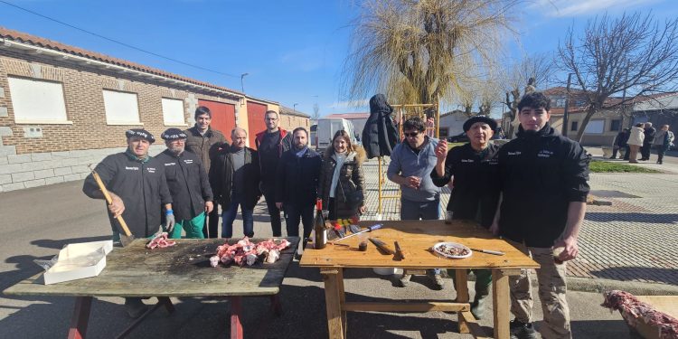 Villar de Gallimazo congrega a vecinos y visitantes en torno a la matanza típica con música y degustaciones populares en la plaza