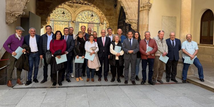 La Diputación de Salamanca entrega a Alaraz el inventario de bienes municipales y Tordillos también recibe el suyo actualizado