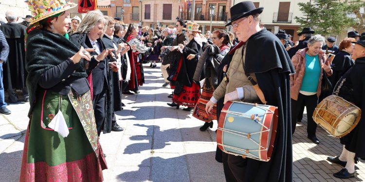 Trajes charros y capas llenan la plaza Mayor de Macotera en la II edición de un encuentro que pone en valor la esencia salmantina