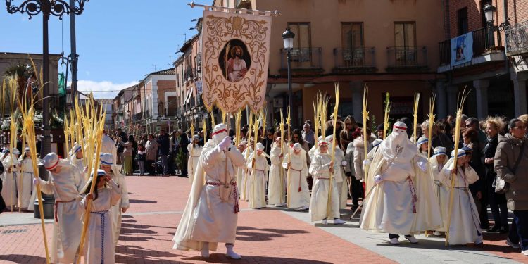 La procesión de los Ramos abre la Semana Santa en Peñaranda en un primer desfile marcado por el intenso frío a pesar del sol
