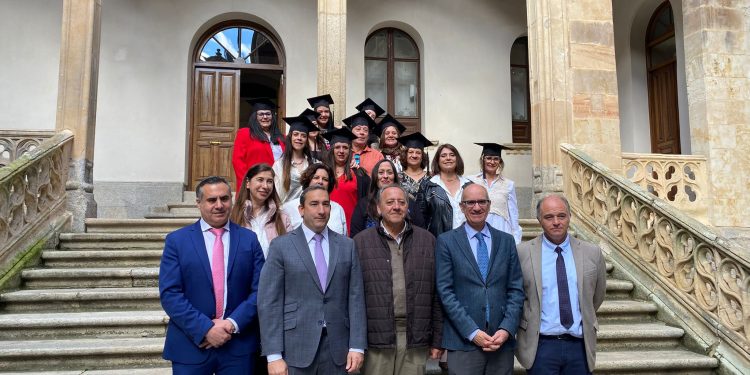 El alumnado de la AFE sociosanitaria de Macotera recibe en Salamanca los certificados de su formación