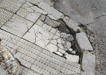 Los desvíos del tráfico en Peñaranda dejan daños en las aceras de las calles San Luis y Medina y generan más protestas vecinales