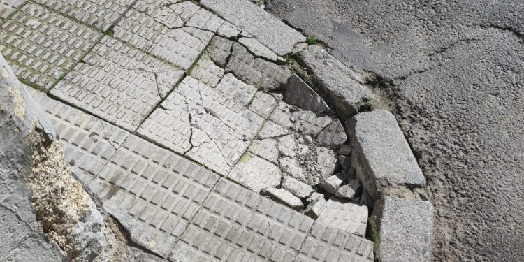 Los desvíos del tráfico en Peñaranda dejan daños en las aceras de las calles San Luis y Medina y generan más protestas vecinales