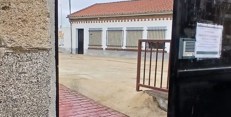 Padres y madres de Alaraz reclaman a la Junta los servicios de «Madrugadores» y «Tardones» para conciliar trabajo y familia