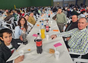 Aldeaseca de la Frontera pone el broche a la matanza típica con una nueva multitudinaria comida popular en el frontón cubierto