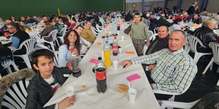 Aldeaseca de la Frontera pone el broche a la matanza típica con una nueva multitudinaria comida popular en el frontón cubierto