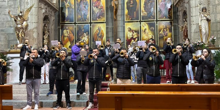 Últimos preparativos de la banda de cornetas y tambores para la III edición de «Peñaranda de Pasión» que se celebrará mañana