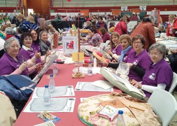 Las encajeras de Peñaranda participan en un Encuentro Nacional de Bolillos y Vainicas celebrado hoy en Arroyo de la Encomienda